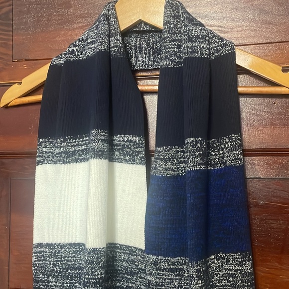 💙Tommy Hilfiger Scarf , Blue & White - Picture 5 of 7